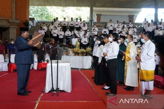 Serahkan SK PPPK, Bupati Buleleng Tegaskan Komitmen Meningkatkan Kesejahteraan Guru - JPNN.COM