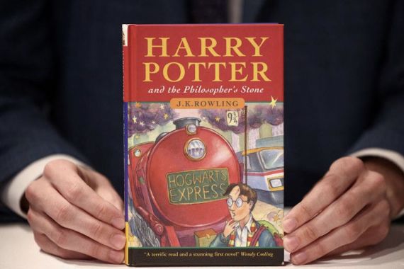 Dilelang di London, Cetakan Langka Harry Potter Dihargai Sebegini - JPNN.COM