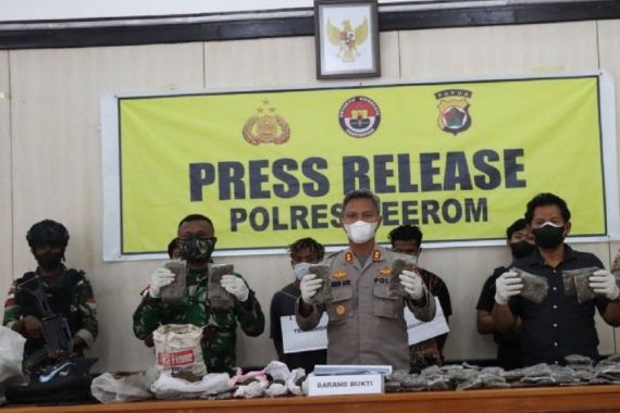 Bawa 7,2 Kg Ganja dari Papua Nugini, Dua Orang Ditangkap TNI - JPNN.COM