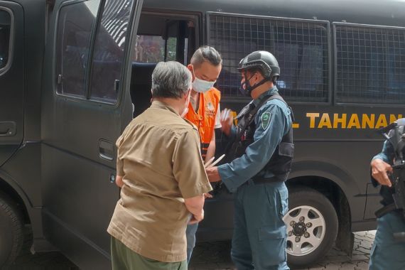 Pengusaha Perambah Hutan Tahura Bukit Mangol Dijebloskan ke Rutan Salemba, Lihat Tampangnya - JPNN.COM