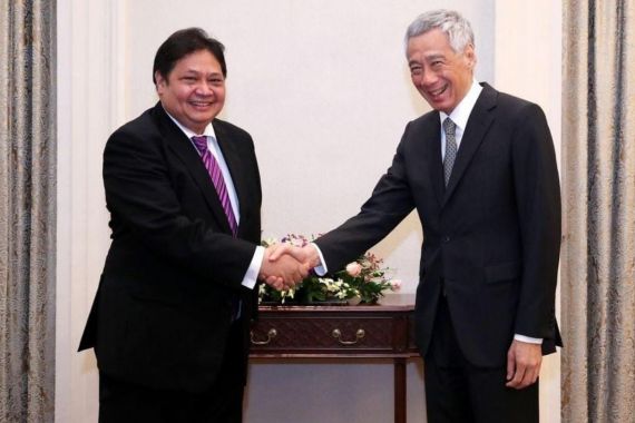 Perkuat Kerja sama Ekonomi Bilateral, PM Singapura Terima Menko Airlangga di Istana Singapura - JPNN.COM