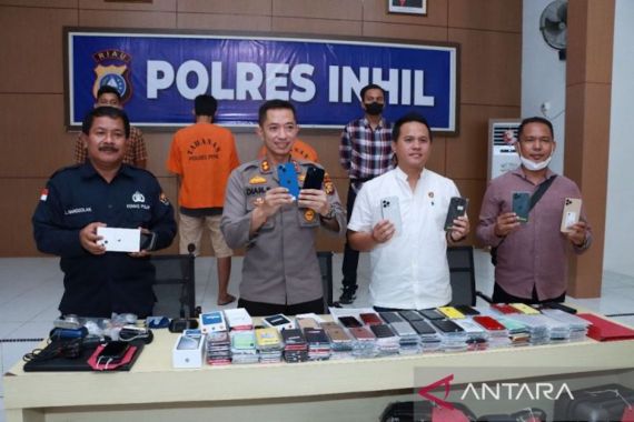 Bawa Ratusan HP Ilegal dari Singapura, Pasutri di Inhil Terancam Lama di Penjara - JPNN.COM