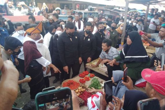 Jokowi Membeli Cabai di Pasar Mbongawani Ende, Jangan Lihat Harganya - JPNN.COM