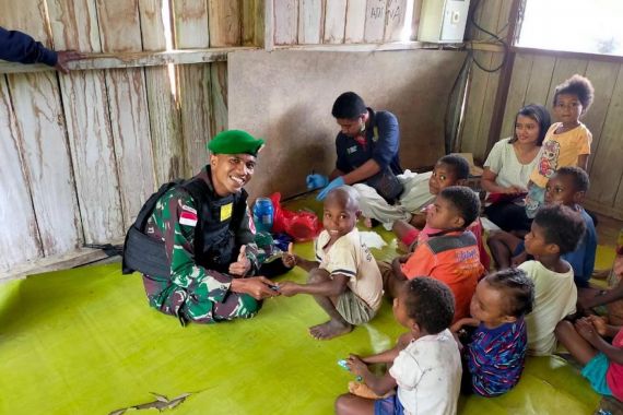 Cegah Penyakit Filariasis, Satgas Yonif 126/Kala Cakti Periksa Kesehatan Anak Papua - JPNN.COM