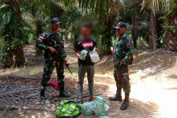 Disergap Prajurit TNI Bersenjata, Pria dari Malaysia InI Tak Berkutik - JPNN.COM