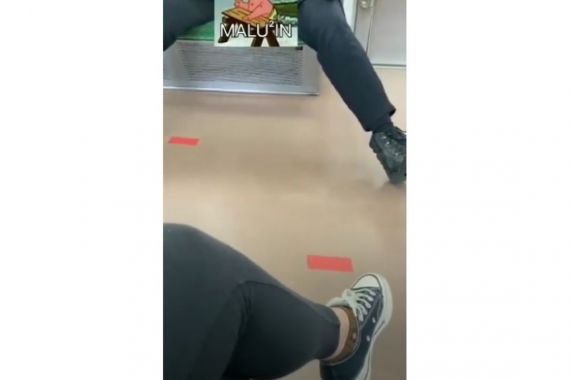 Video Viral Pria Berbuat Tak Senonoh di Dalam KRL, Lihat Tuh Fotonya, Sontoloyo - JPNN.COM