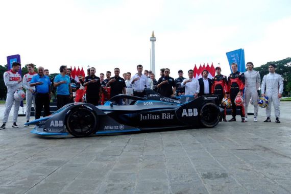 Berpose dengan Pembalap Formula E, Anies Baswedan Sebut Jakarta Siap Jadi Kota Global - JPNN.COM