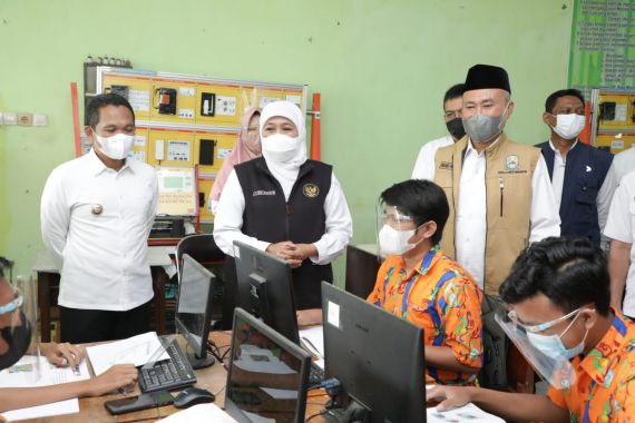 Proses PPDB SMA/SMK di Jatim Dimulai Hari Ini, Khofifah Sebut Ada Kuota Khusus - JPNN.COM