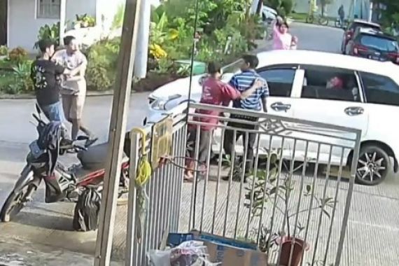 Detik-Detik Bang Jago Memukul Pemotor karena Ditegur saat Ngebut di Jalan - JPNN.COM