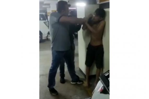 Viral, Petugas Keamanan Menganiaya Pria di Bekasi, Iptu Mastur: Silakan - JPNN.COM