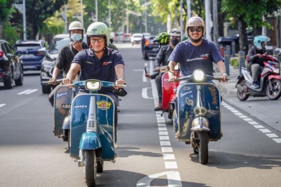 Sandiaga Uno Geber Vespa Listrik, Lihat tuh Gayanya,Santai Banget! - JPNN.COM