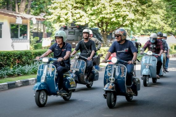 Sandiaga Uno Lepas Pengujian Vespa PTS Listrik Oleh Tim Elders Elettrico - JPNN.COM