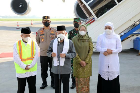 Khofifah Bersama Ma'ruf Amin Lepas Keberangkatan 449 Jemaah Haji Asal Jatim - JPNN.COM