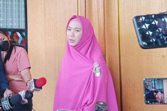 3 Berita Artis Terheboh: Oki Setiana Dewi Pindah ke Mesir, Rea Wiradinata Terancam Bangkrut - JPNN.COM