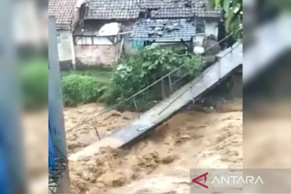 Air Sungai Ciwidey Meluap, Jembatan di Bandung Roboh - JPNN.COM
