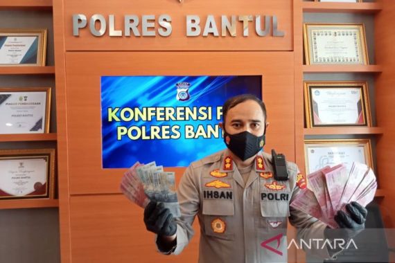 AKBP Ihsan Menunjukkan Segepok Uang Milik TN, Dia Adalah - JPNN.COM