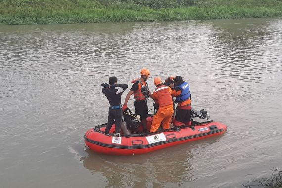 Wahyu Tertabrak Fortuner, Hilang di Sungai Kalimalang, Brimob Turun Tangan - JPNN.COM