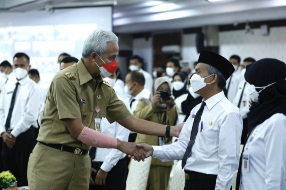 Ganjar Pranowo Angkat Ribuan Guru Honorer Jadi PPPK di Jateng - JPNN.COM