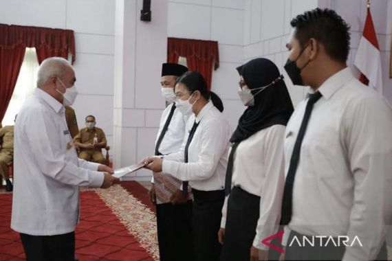 Ratusan Guru Diangkat jadi PPPK, Isran Noor: Banyak yang Belum Mendapat Kesempatan - JPNN.COM