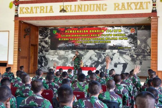 Danrem 174/ATW Merauke Bekali Satgas Organik Prajurit Raider 600/Modang - JPNN.COM