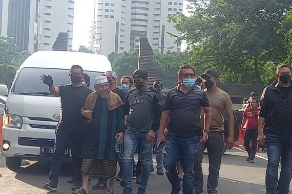 Penampakan Pemimpin Khilafatul Muslimin Tiba di Polda Metro, Dijaga Ketat Petugas Berpakaian Hitam - JPNN.COM