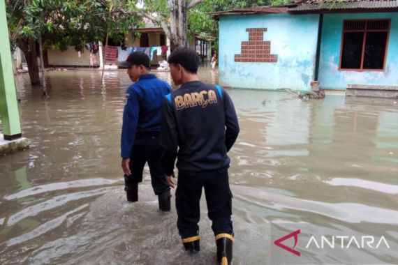 Banjir Rendam Rumah Warga di Teluknaga Tangerang - JPNN.COM