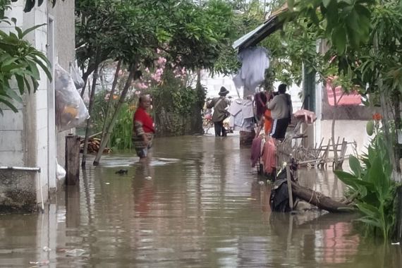Tolong, Warga Teluknaga Tangerang Korban Banjir Butuh Bantuan - JPNN.COM