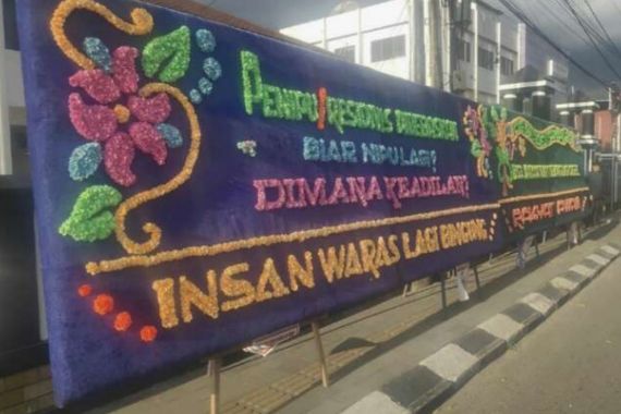 Selebgram Naura Divonis Bebas, Karangan Bunga Korban Penuhi PT Palembang - JPNN.COM