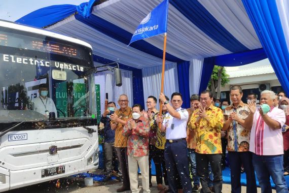 Pemprov DKI Kembali Uji Coba Bus Listrik, Cek Rutenya di Sini - JPNN.COM