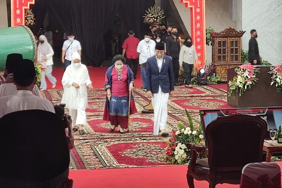 Jokowi Hadiri Peresmian Masjid At-Taufiq, Megawati Sampai Bilang Senang Banget - JPNN.COM