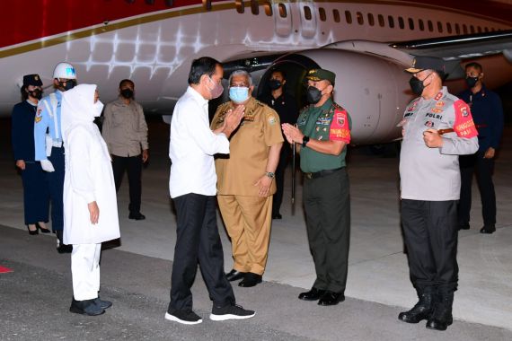 Malam-malam Jokowi Tinggalkan Jakarta, Dua Jenderal Menyambut di Depan Pesawat - JPNN.COM