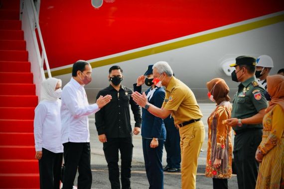 Tiba di Jateng, Jokowi Ditunggu Ganjar di Bawah Pesawat, Lihat Ekspresinya - JPNN.COM