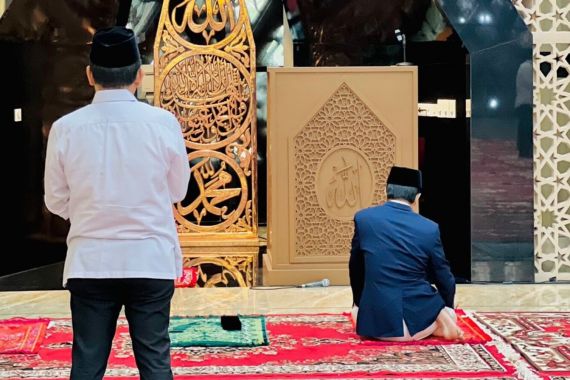 Jokowi Salat di Masjid At-Taufiq, Lihat Siapa yang di Belakangnya, Bajunya Putih - JPNN.COM