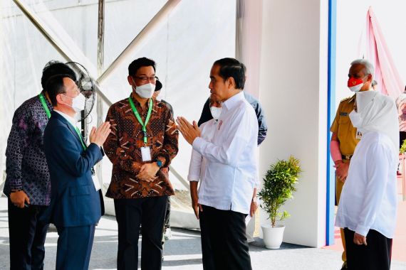Bersama Ganjar, Jokowi Mulai Pembangunan Industri Baterai Listrik Terintegrasi, Angka Investasinya Bikin Kaget - JPNN.COM