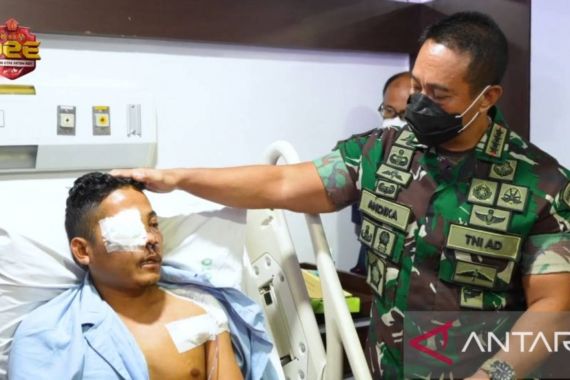 Praka Zubaidi dan Serda Sudirno Dijenguk Panglima TNI - JPNN.COM