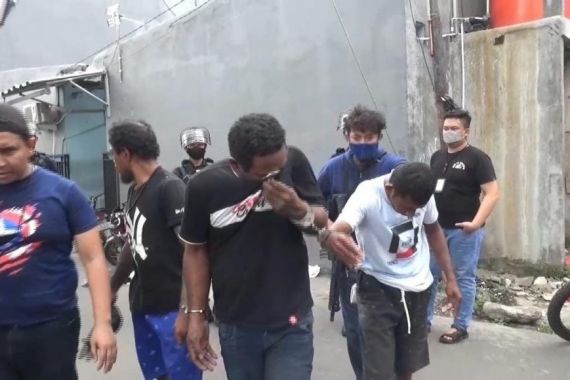 Obok-Obok Kampung Ambon, Polisi Temukan Duit Rp 34,6 Juta di Plafon - JPNN.COM