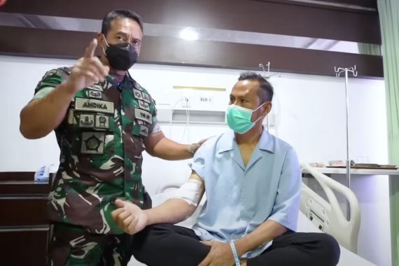 Jenguk 2 Prajurit TNI Korban Luka Tembak, Jenderal Andika: Cepat Sembuh dan Tetap Semangat - JPNN.COM