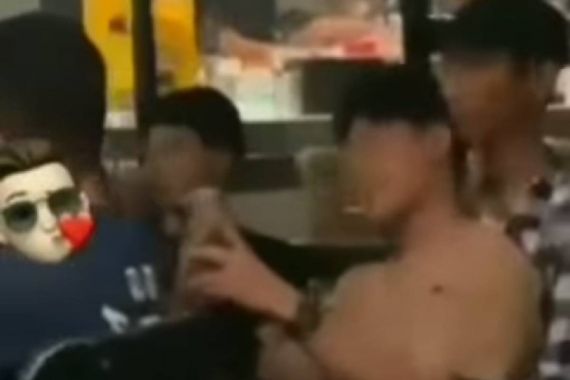 Pasangan Laki-Laki Nekat Bermesraan di Kafe Wow Pancoran, Polisi tak Tinggal Diam - JPNN.COM