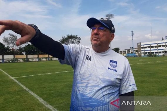 Pulih dari Sakit, Robert Mulai Latih Persib Bandung di Lapangan Sidolig - JPNN.COM