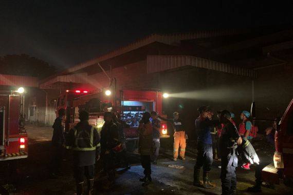 Gudang Pabrik Karung di Bekasi Terbakar, Pemadam Sempat Terkendala - JPNN.COM