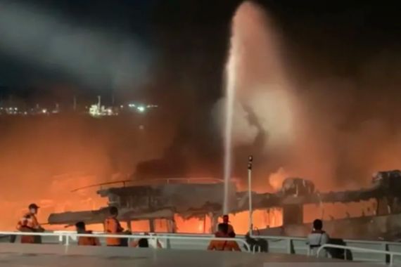 Kapal Penumpang Antarprovinsi Terbakar di Batam, Satu Orang Tewas - JPNN.COM