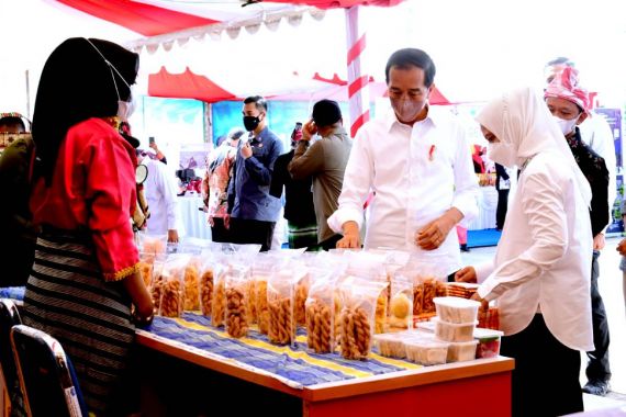 Jokowi Borong Abon Ikan Tuna Produk UMKM di Wakatobi, Shalfiah Bilang Begini - JPNN.COM