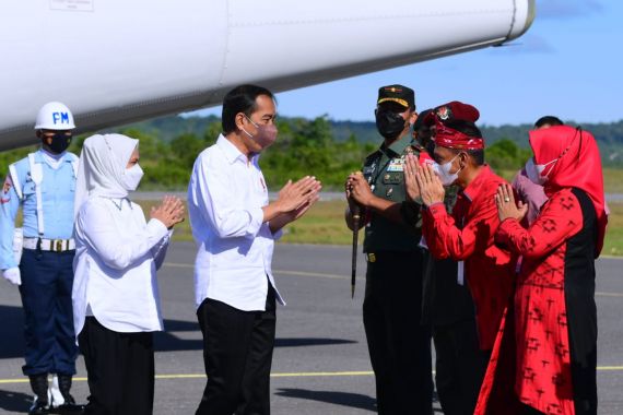 Jokowi Tiba di Wakatobi, Lihat Siapa yang Menyambut - JPNN.COM