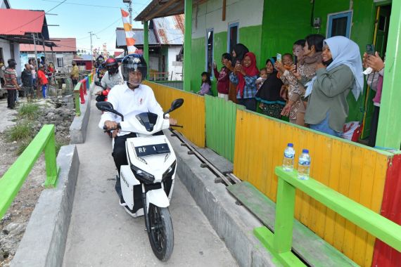 Sat Set, Gaya Jokowi Motoran dengan Iriana di Gang Sempit - JPNN.COM