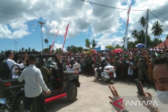 Jokowi ke Wakatobi, Lihat Tuh Kendaraan yang Dinaiki, Hatmawati Terharu - JPNN.COM