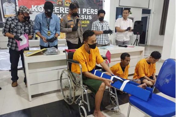 Cekcok, Geris Menusuk Dada Teman Sekampung 8 Kali, Korban Tewas di TKP - JPNN.COM