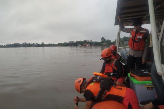 Longboat Menabrak Kapal Tongkang di Sungai Kapuas, 1 Orang Hilang - JPNN.COM