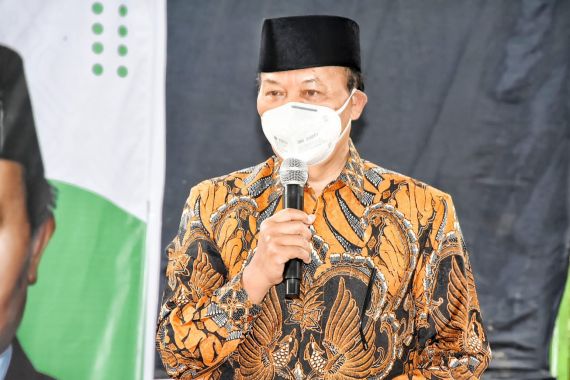 Prihatin atas Kesusahan Pekerja Indonesia di Malaysia, Ustaz HNW Siap Lakukan Ini - JPNN.COM