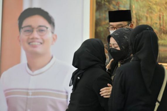Kalimat Terakhir Ridwan Kamil Saat Pemakaman Eril - JPNN.COM