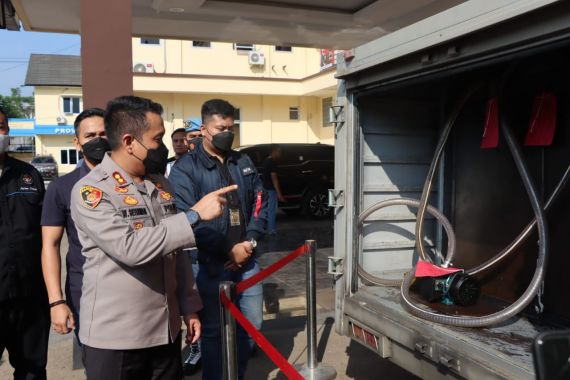 Polisi Curiga dengan Mobil Boks di Dekat SPBU, Ketika Diperiksa Ternyata - JPNN.COM